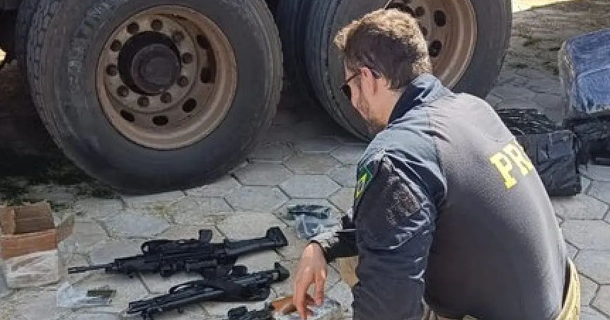 PRF apreende 1,2 tonelada de maconha, fuzis, pistolas e munições em Santa Rita do Pardo