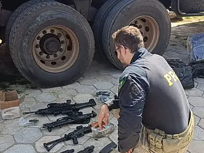 PRF apreende 1,2 tonelada de maconha, fuzis, pistolas e munições em Santa Rita do Pardo