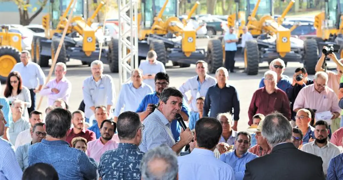 Governador entrega maquinários a 19 cidades para recuperar estradas e ajudar homem do campo