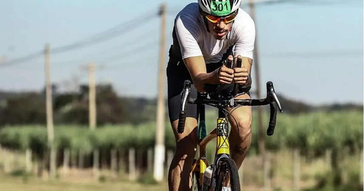Com bicicleta emprestada e determinação, jovem de Três Lagoas vence estreia no triatlo