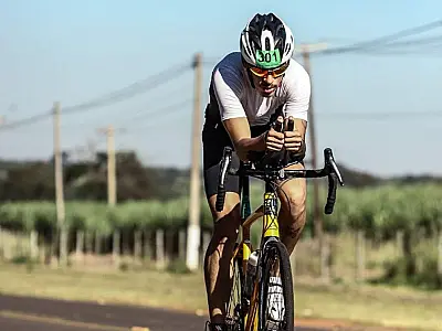 Com bicicleta emprestada e determinação, jovem de Três Lagoas vence estreia no triatlo
