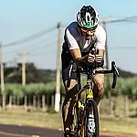 Com bicicleta emprestada e determinação, jovem de Três Lagoas vence estreia no triatlo