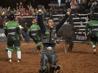 Peão de MS vence final em Barretos e fatura tríplice coroa