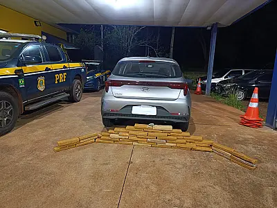Após vistoria minuciosa, foram localizados 49,9 quilos da droga. O motorista e um passageiro foram detidos em flagrante.