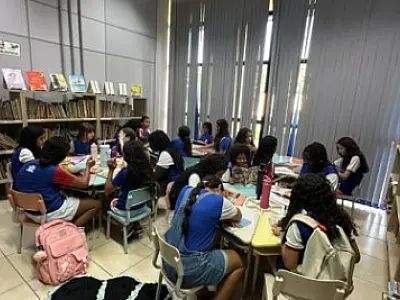 Biblioteca de Três Lagoas promove exposição de crochê e programação especial voltada aos estudantes