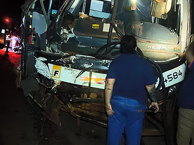 Caminhão tomba, ônibus colide e motorista fica preso às ferragens em acidente na BR-262