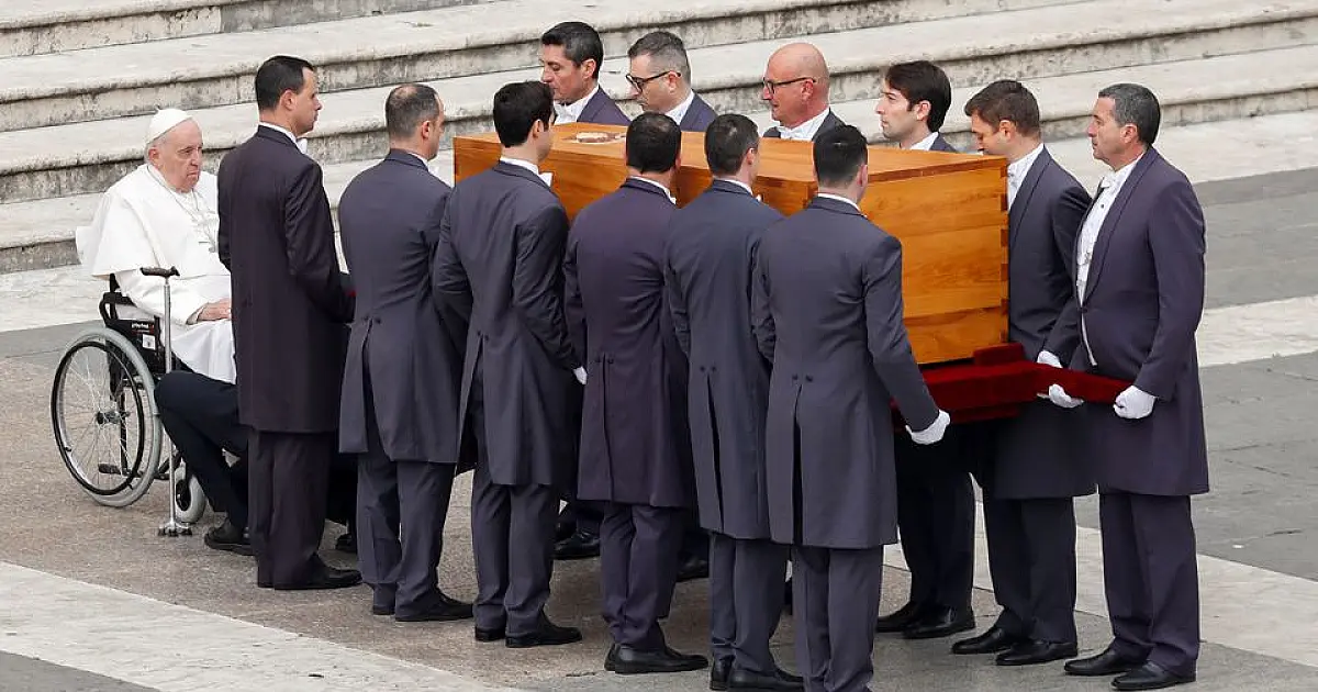 Papa Francisco lidera funeral e fiéis exigem santidade para Bento XVI