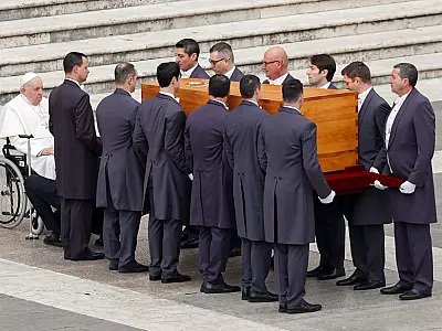 Papa Francisco lidera funeral e fiéis exigem santidade para Bento XVI