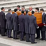 Papa Francisco lidera funeral e fiéis exigem santidade para Bento XVI