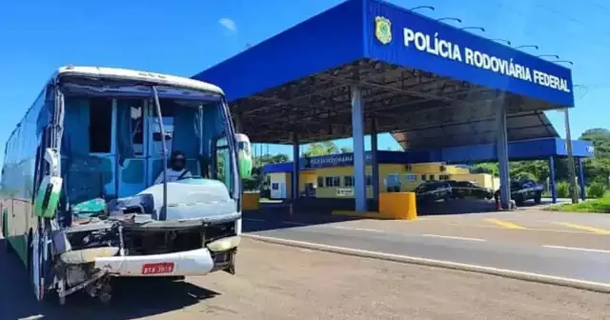 PRF apreende ônibus sem para-brisa e com frente destruída na BR-158; motorista usava capacete de moto para dirigir