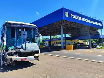 PRF apreende ônibus sem para-brisa e com frente destruída na BR-158; motorista usava capacete de moto para dirigir