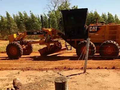 Prefeitura realiza serviços de patrolamento e roçada no Distrito de Garcias