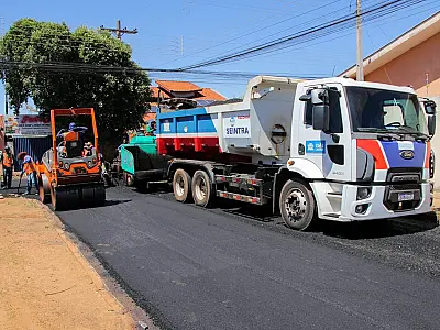 SEINTRA realiza recapeamento em 3 km de ruas do Jardim Dourados
