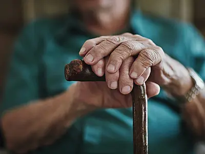 Idoso de 83 anos encontrado com larvas pelo corpo em Selvíria segue internado em Três Lagoas; filha é investigada