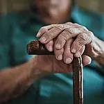 Idoso de 83 anos encontrado com larvas pelo corpo em Selvíria segue internado em Três Lagoas; filha é investigada