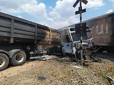 Carreta colide com trem, pega fogo e motorista fica ferido em MS
