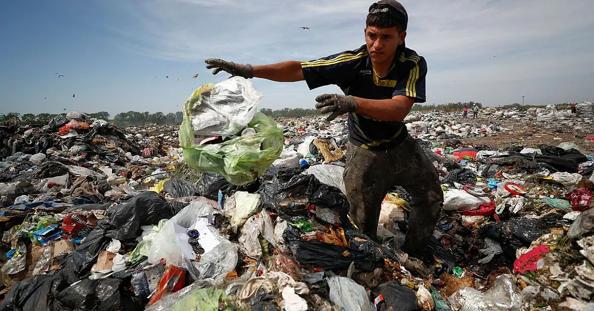 Argentinos sofrem com inflação de 100% e se voltam aos lixões para sobreviver