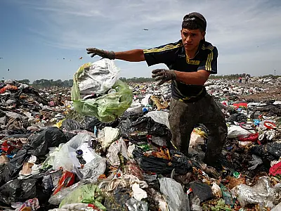 Argentinos sofrem com inflação de 100% e se voltam aos lixões para sobreviver