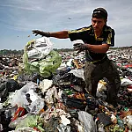 Argentinos sofrem com inflação de 100% e se voltam aos lixões para sobreviver