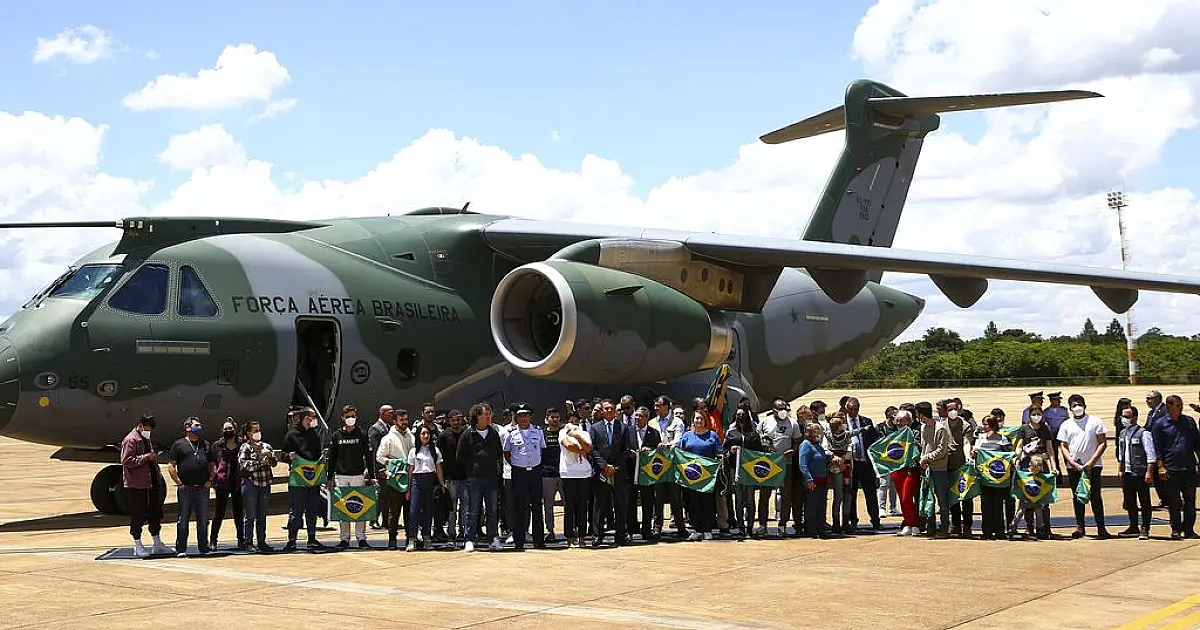 Grupo vindo da Polônia chega a Brasília em aviões da FAB