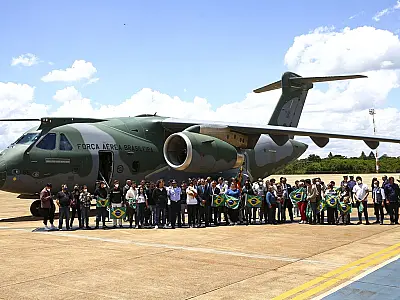 Grupo vindo da Polônia chega a Brasília em aviões da FAB