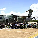 Grupo vindo da Polônia chega a Brasília em aviões da FAB