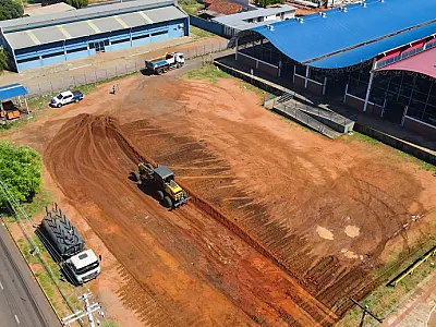MELHORIAS – Doca de carga e descarga da Feira Central recebe pavimentação