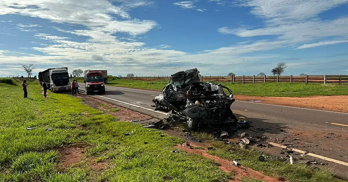 Cinco pessoas morrem em colisão entre caminhonete e caminhão boiadeiro na MS-040