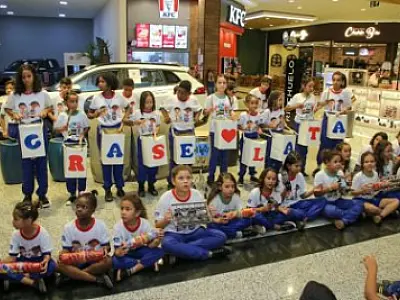 Coral Municipal e CRASE Lata transformam shopping de Três Lagoas em palco musical natalino