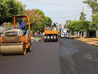 Prefeitura realiza poda de árvores em ruas que receberão obras de recapeamento