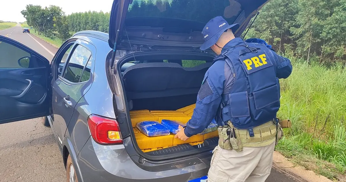PRF apreende 169 quilos de maconha e recupera veículo roubado em Água Clara