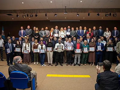 Foram entregues títulos e diplomas a dezenas de homenageados, indicados por vereadores da cidade.