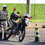 Motorista bêbado foge de acidente com três veículos; horas antes, motociclista invade preferencial e se fere gravemente