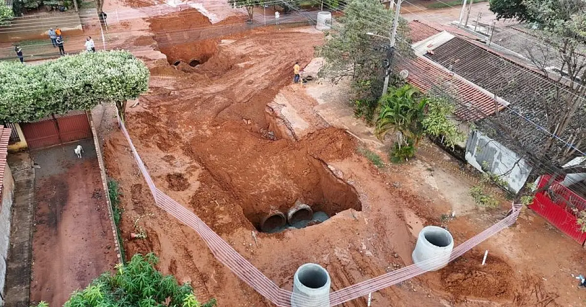 Em menos de 24h, Prefeitura amplia equipes em campo e avança rapidamente nos reparos de cratera no Jardim Rodrigues