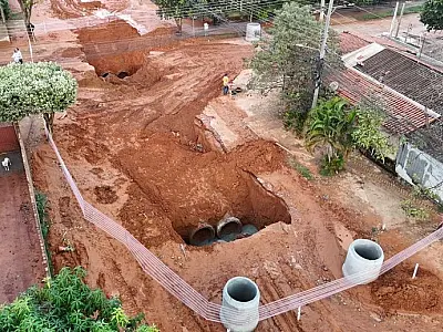 Em menos de 24h, Prefeitura amplia equipes em campo e avança rapidamente nos reparos de cratera no Jardim Rodrigues