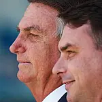 Moraes vê descumprimento de ordem judicial e suspende visitas de Flávio a Bolsonaro