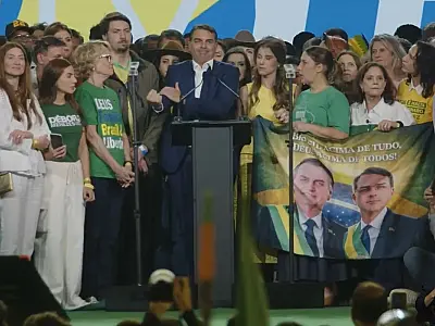 Flávio Bolsonaro oficializa candidatura à presidência em evento em SP
