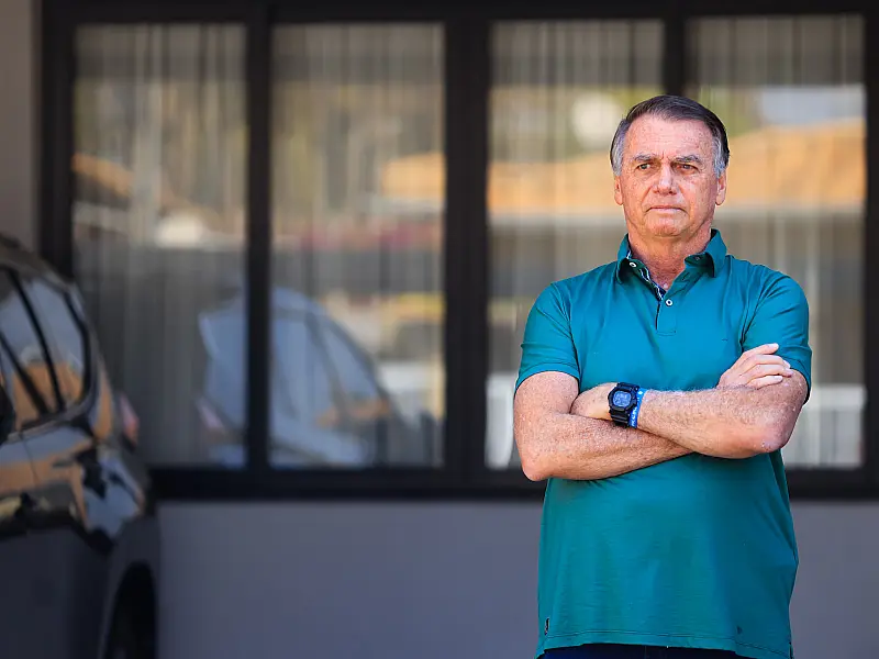 PF faz buscas na casa de Bolsonaro para localizar armas; defesa nega apreensão