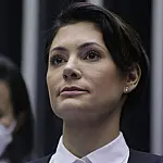Michelle Bolsonaro deixa presidência do PL Mulher após crise com Flávio; entenda
