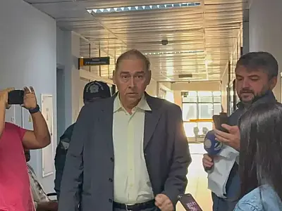 Alcides Bernal na chegada da primeira audiência, no dia 27 de maio (Foto/Arquivo: Clara Farias)