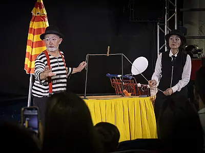 “Circo de Coisas” encanta público em Três Lagoas e lota a Praça Ramez Tebet com arte e criatividade