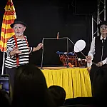 “Circo de Coisas” encanta público em Três Lagoas e lota a Praça Ramez Tebet com arte e criatividade